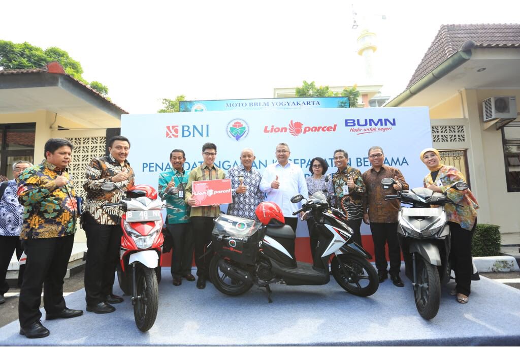 O Xrhsths Eko P Sandjojo Sto Twitter Penandatanganan Kerjasama Antara Prukades Antara Lion Parcel Bank Bri Bank Bni Bank Mandiri Dengan Sejumlah Bumdes Di Indonesia Mudah2an Bumdes Bisa Tambah Maju Dan Desa