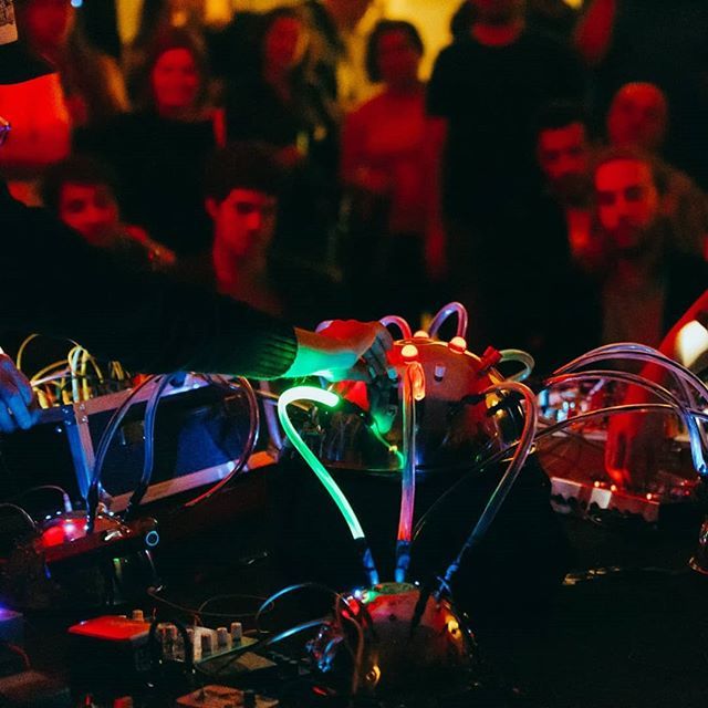 phenomenaltf's tweet photo. Sintonizando el festival @numacircuit en formato experimental para un público de su tiempo. Nuevas músicas y lenguajes de arte actual.  #GeneraciónDePúblicos #NUMA018 #PlataformaCreativa https://t.co/HpPM2D3Xt1 https://t.co/kbYpHcUaU5