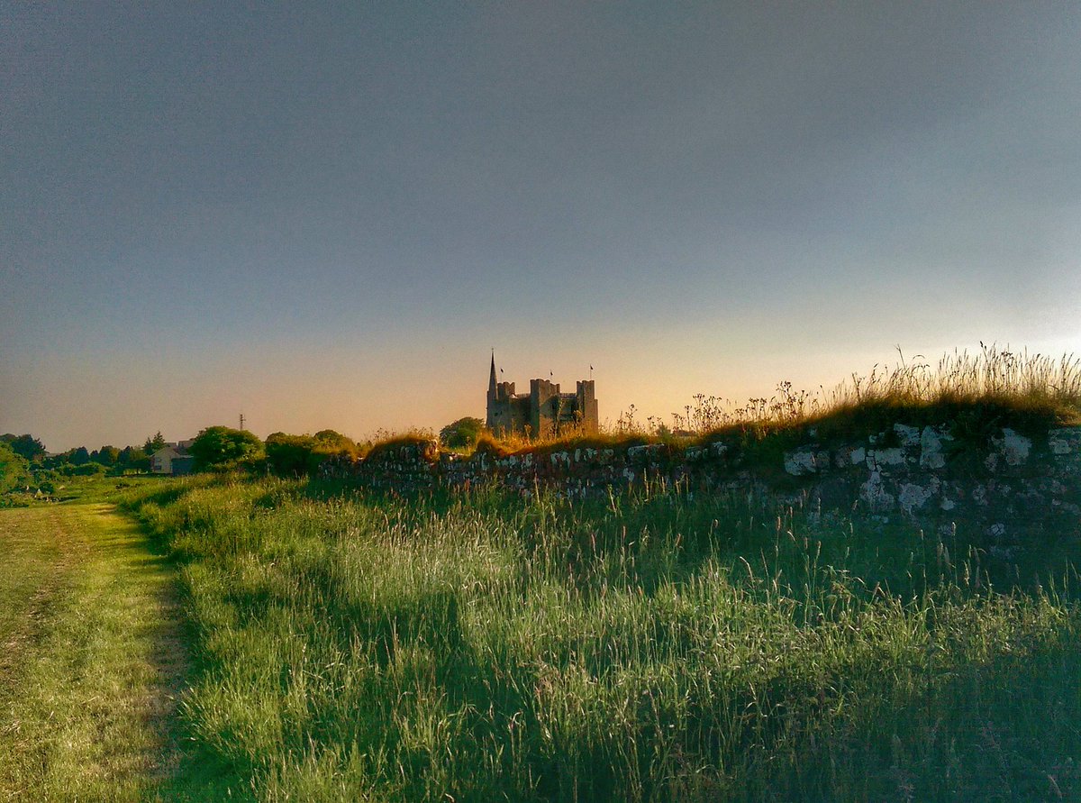 TomMcG25's tweet photo. My favourite sight at the end of my run - sunset by our wonderfulTrim Castle.  #photographer #meathtourism #discoverireland #irelandsancienteast #trimcastle #boynevalley #history #trim #run #cardio #workout #fitfam #mentalhealth #positivity #serenity #visitireland https://t.co/hHYyZZD4KL