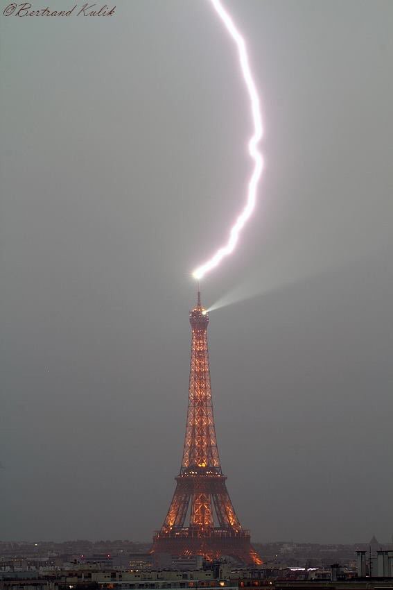 Et une nouvelle superbe photo de Bertrand Kulik <a href="/ptrenard/">Kulik Bertrand</a> sur <a href="/LaTourEiffel/">La tour Eiffel</a> ce lundi. #orage
