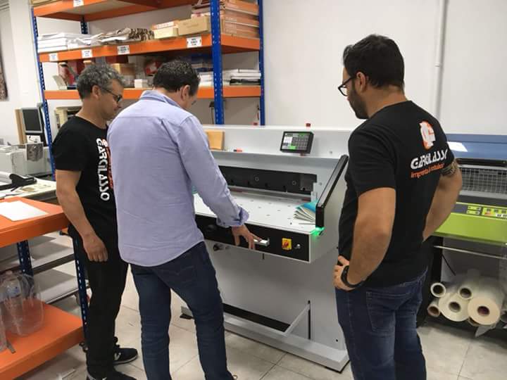 Hay clientes muy exigentes...🤔🧐🤨😜
Aquí el dj más ‘pro’ de las fiestas revisando la cartelería de las #FeriasPlasencia2018💃🏻
<a href="/PacosantosPs/">Paco Santos</a>  de <a href="/SANTOSMUSICDJS/">SANTOS MUSIC</a> vuelven a protagonizar las cañas del centro de la ciudad. 
#YQueNosQuitenLoBailao
Vamos, que ya huele a feria!🎡🎢🎠