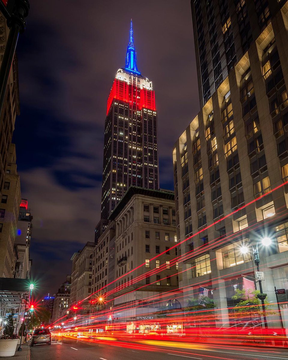 EmpireStateBldg's tweet photo. In honor of #MemorialDay and those who made the ultimate sacrifice while protecting our country, our lights will glow in the colors of the American flag this evening. 

📷: https://t.co/LM0AuCmnJb on Instagram https://t.co/efg6Ln2MKm