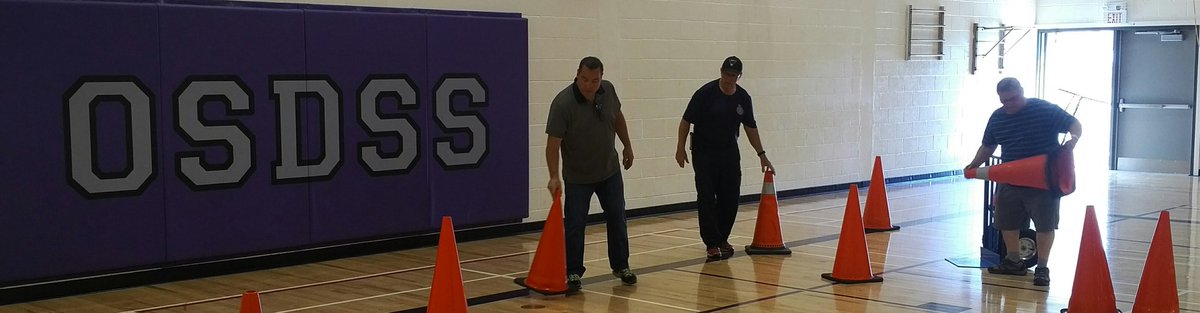 Inspector <a href="/MDazeOSPS/">Inspector Dazé OSPS</a> &amp; two  #Auxiliary officers setting up the track <a href="/OSDSS_/">OSDSS</a> as we begin  #Distracted + #Impaired driving lessons this week!