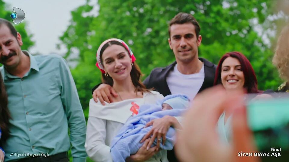 beklenenkral's tweet photo. Gönül isterdi ki final olmasın, oluyorsa da bambaşka bir final olsun. Bu sefer de bahtımıza bu düştü, ne yapalım... #AsFer benim için hep özel kalacak. Hiç unutmayacaklarım arasındalar artık. Hoşçakal Doktor, hoşçakal Çirkin. Hoşça kal, #SiyahBeyazAşk... https://t.co/euyWeTVtFd