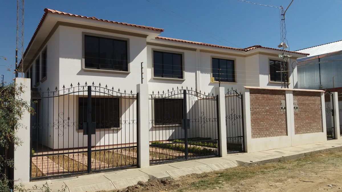 2 CASAS GEMELAS por el precio de una para familias  extensas para 4 vehículos 6 habitaciones y con patio trasero para construir. 330.000 dólares. 71762869