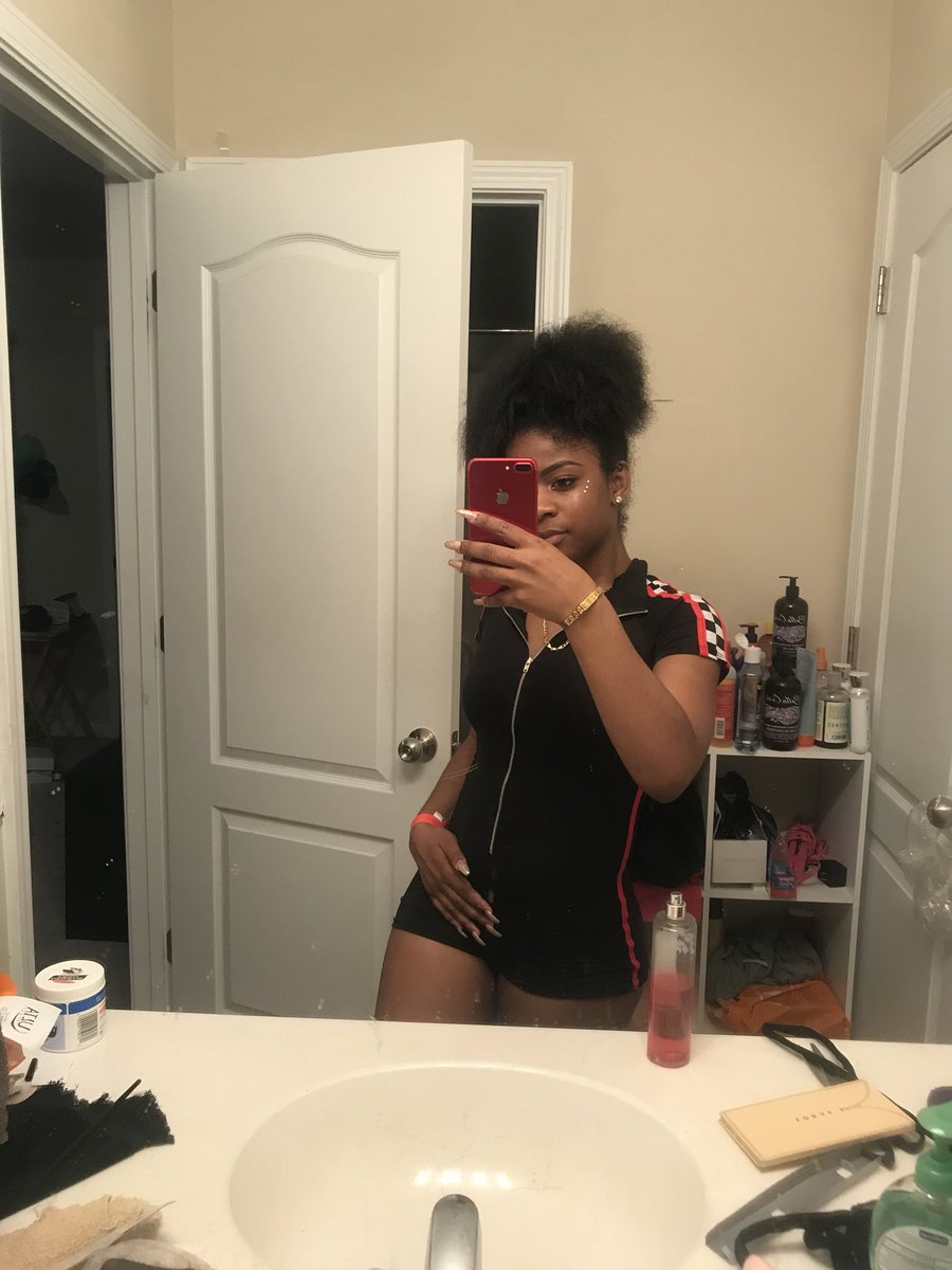 getrightkam's tweet image. only got pictures after #GRADBASH 😩🚺