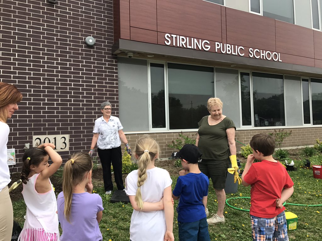 StirlingPS's tweet image. The Stirling Horticultural Society arrived to plant "pollinator friendly" plants in our garden @BeeCityCanada #studentinquiry #learningpartnerships