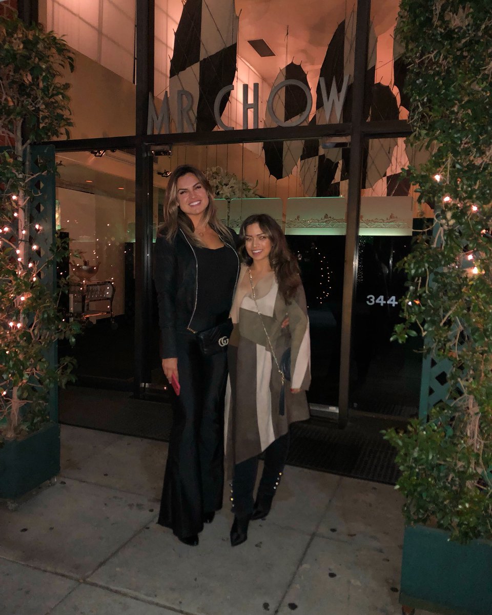 ariadnedfreitas's tweet photo. The security guard forced us to take a photo on the way out and we didnโt want to.. but we ended up loving the pic ๐ #welookliketourists #loveher #braziliansdoitbest #imtiny https://t.co/hnuLgD99rX