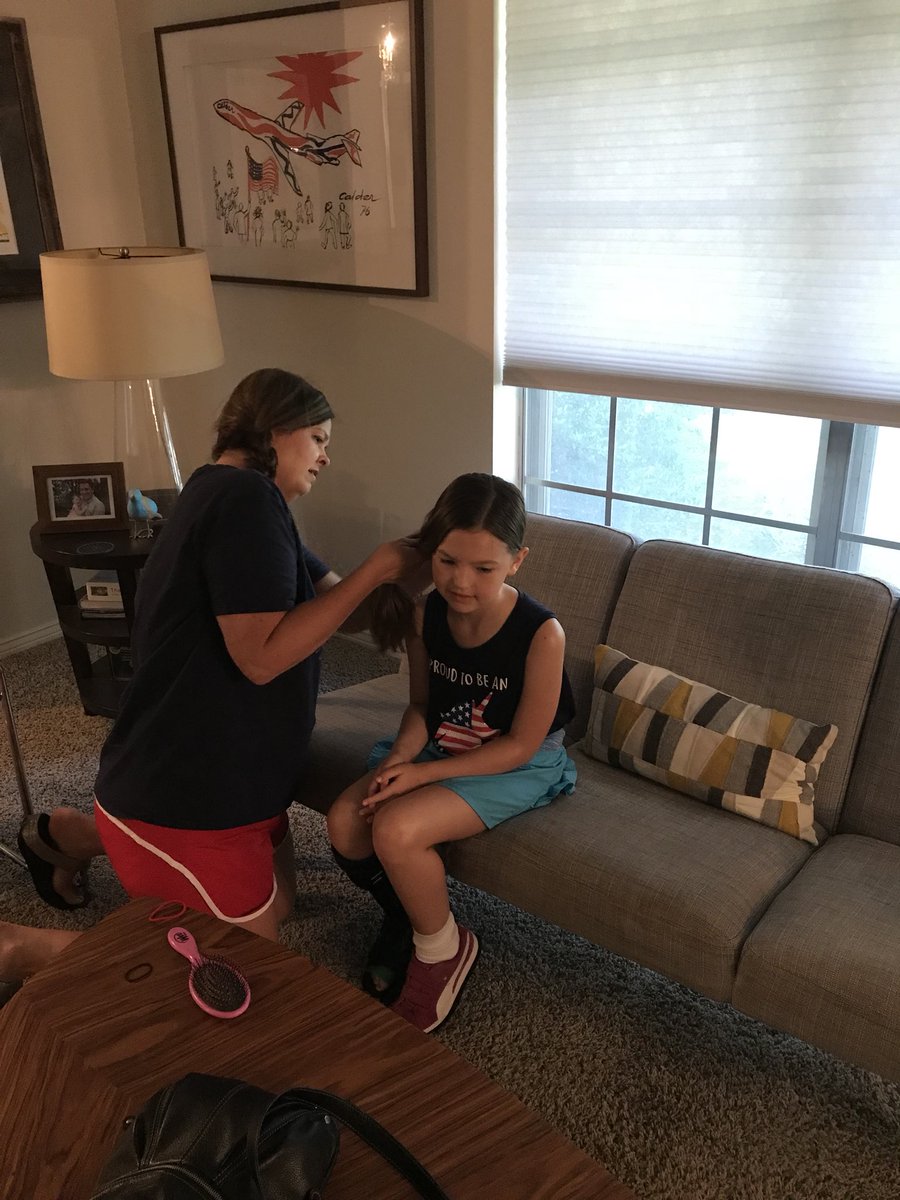 kelli_geyer's tweet photo. Oh, your principal doesn’t come over to style your child’s hair? That’s because you don’t have @sharon_erickson - the BEST PRINCIPAL IN RISD. #proudtobesce #scerocks #springcreekmemorialparade #landrylovesmrserickson #mrsericksonsminime https://t.co/Fx1huiybm1