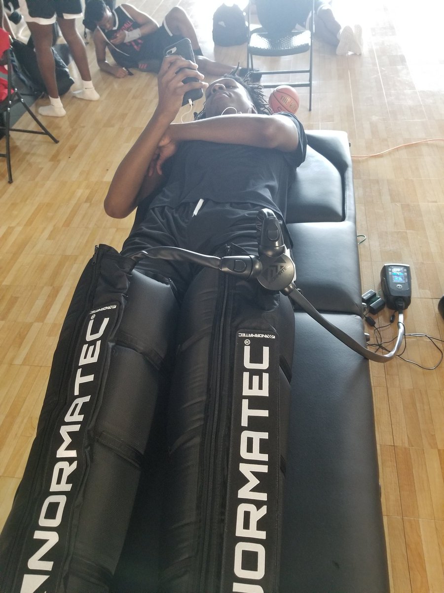MobileRecovery's tweet photo. @js2elite_ll here @MobileRecovery station getting ready for the championship! He knows what it takes to stay game ready! #HealthyAthletes #adidasRegionalDallas #Normatec #BasketballUniversity https://t.co/xFETMq1qXe