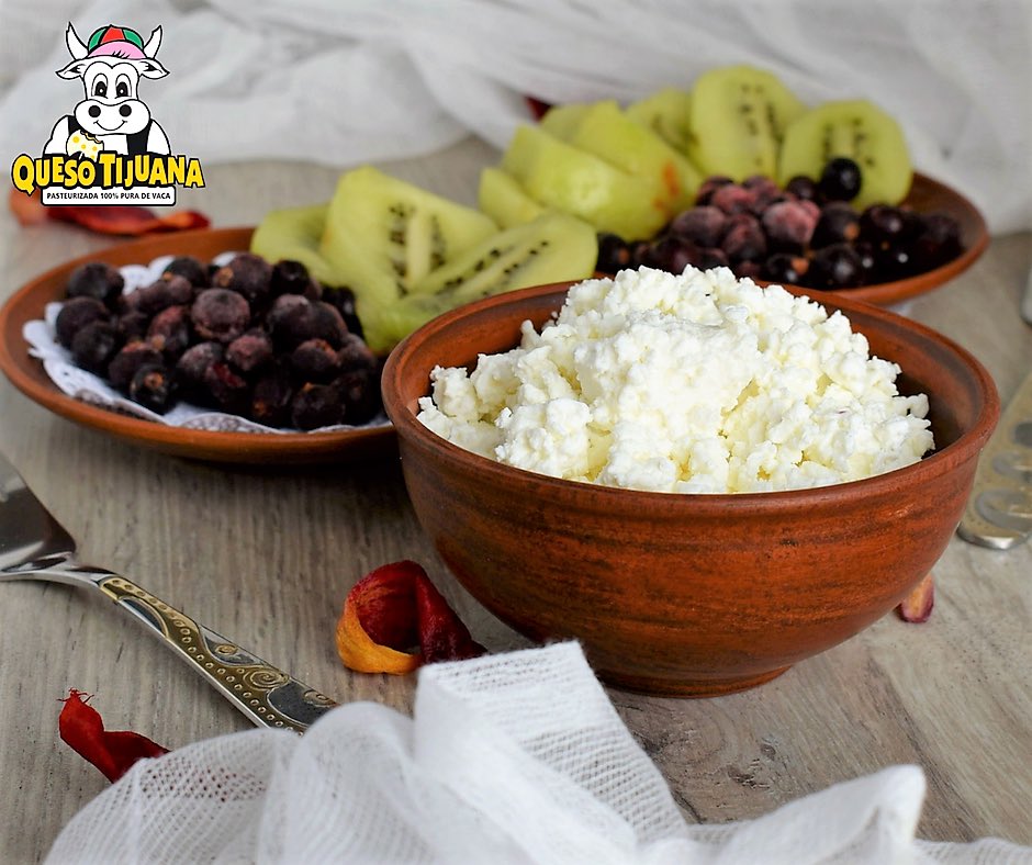 QuesoTijuana's tweet photo. #FelizLunes
Buenos días! 
Nuestro requesón es delicioso, bajo en grasa, bajo en sales. 
Acompáñalo con fruta de tu elección para un fantástico desayuno.
#queso #requeson #artesanal #quesotijuana #nutrition #nutricion  #desayuno #bajoengrasa https://t.co/s1ypQpWuSU