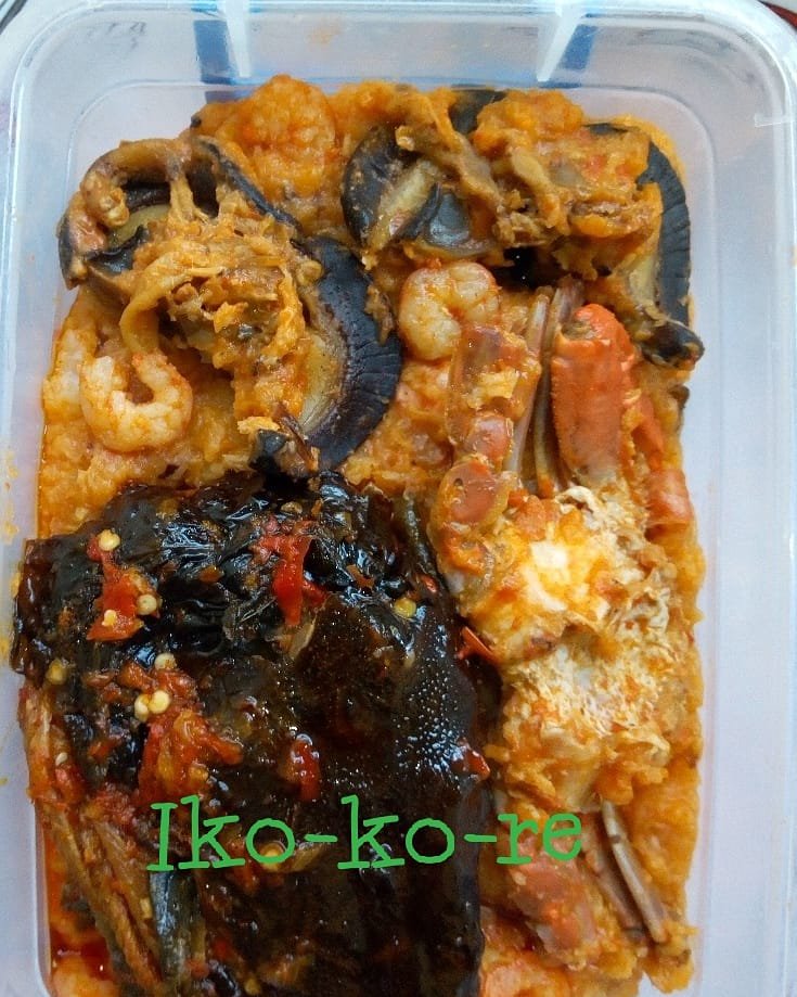 This Ikokore garnished with peppered smoked fish is simply irresistible 😋
#NaijaFoodie #9jaFoodie #NigerianFood #AfricanFoodie #NigerianBlogger #NigerianCuisine #ShopInLagos #LoveLagos #LagosEats #NaijaBrands #NaijaStartUps #BuyNaija #BuyNigerian #EatingNg  #LagosEventVendor