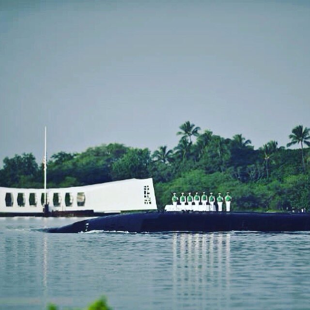 On this Memorial Day, it's important to remember the ultimate sacrifice given by service members for our country. Love this 2012 pic of the USS Tucson submarine paying tribute to the USS Arizona marking the 71st anniversary of the Pearl Harbor attack. #memorialday #usstucson