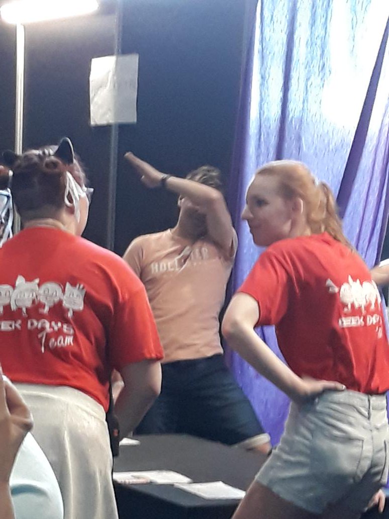 Cass_farod's tweet photo. Magnifique journée à la geek days et contente de voir @FarodGames pour la deuxième fois, merci encore, pour ta gentillesse et plein d'autre chose encore ❤ (On peu voir le magnifique dab sur la dernière photo 😂) https://t.co/Hms4QrM5WK