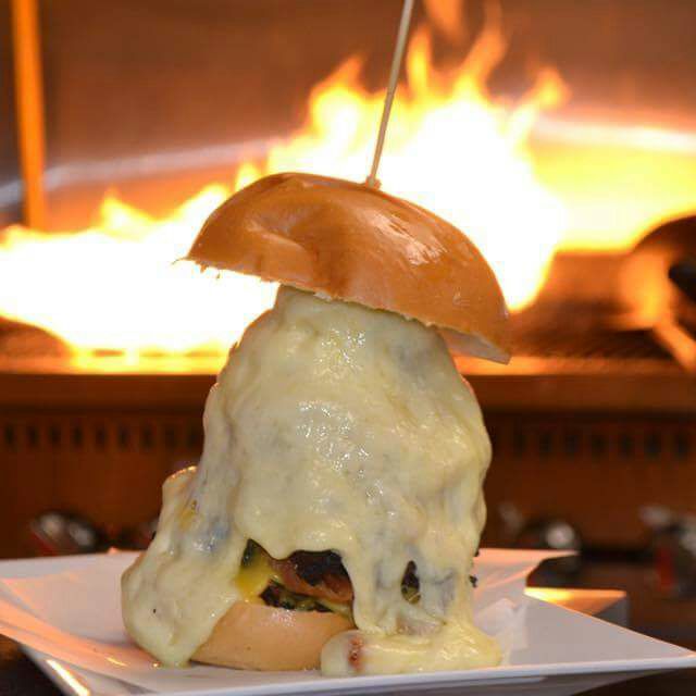 elcalcePR's tweet image. ¡Día del Hamburger! 6 sitios pa' que te hartes en el área metro | ElCalce #DíaDelHamburger #LechoneandoConPapo ow.ly/XYbW30kdrM4 @PapoRespuesta