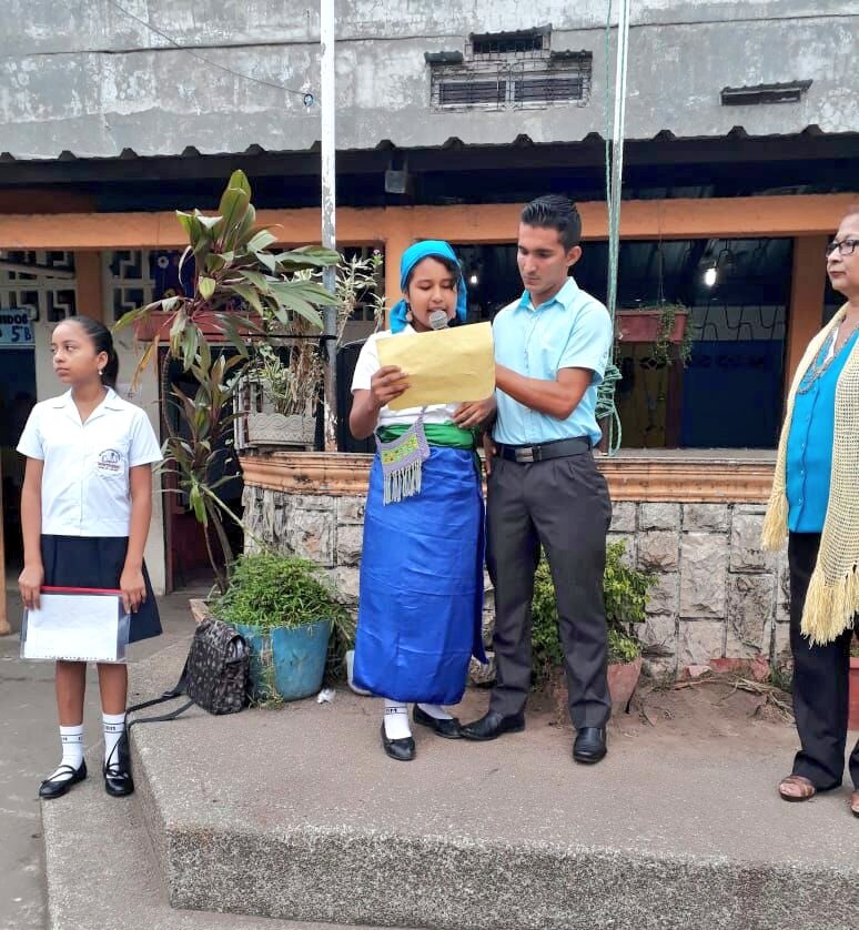 EducacionZ5_Ec's tweet photo. HOY | Estudiantes de varias Unidades Educativas de @EducacionZ5_Ec participaron del #LunesCívico con el tema #EduIntercultural como parte de la enseñanza y construcción de una sociedad pluricultural y bilingüe. https://t.co/mEDSBao3gb