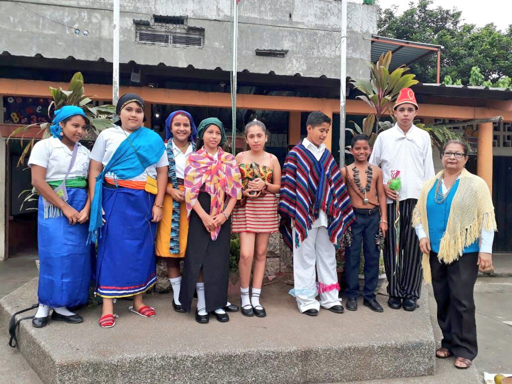 EducacionZ5_Ec's tweet photo. HOY | Estudiantes de varias Unidades Educativas de @EducacionZ5_Ec participaron del #LunesCívico con el tema #EduIntercultural como parte de la enseñanza y construcción de una sociedad pluricultural y bilingüe. https://t.co/mEDSBao3gb