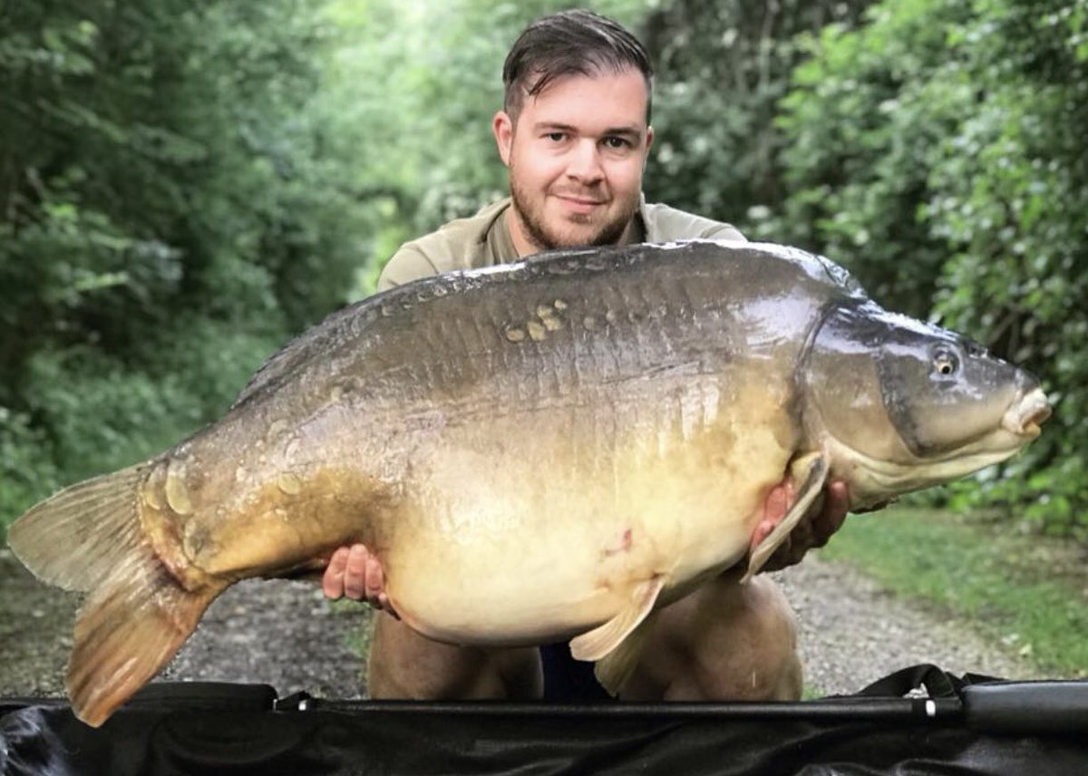 Mike the bailiff with the one he was after ‘Dots’ at 63lb 08oz well done that man! #targetfish #18ftzig