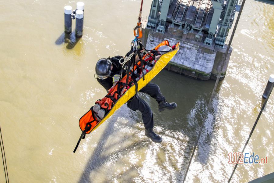 🚨 Hoogtereddingsteam brandweer haalt gewonden van brug 112.press/QVNT49 112Ede https://t.co/zTgSm8Swqs