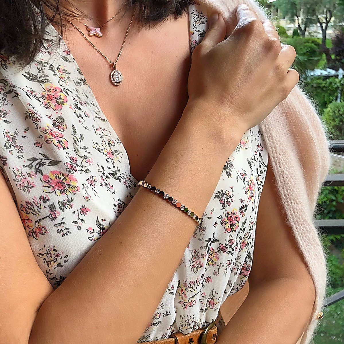 bijouterieLJ's tweet photo. Romantic look with my new “Bee My Love” @Chaumet Bracelet to begin a new week 🐝 💕 https://t.co/qeKjNP3GNt