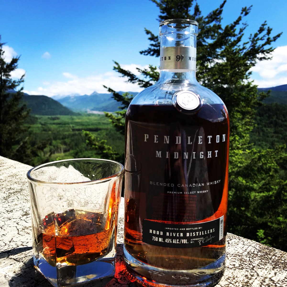 Nothing pairs so nicely to the outdoors then this Pendleton Midnight 👌🏼🥃 cheers to adventure!!  #liquidlibations #pendletonwhiskey #pendletonmidnight #adventuremonday #whiskey