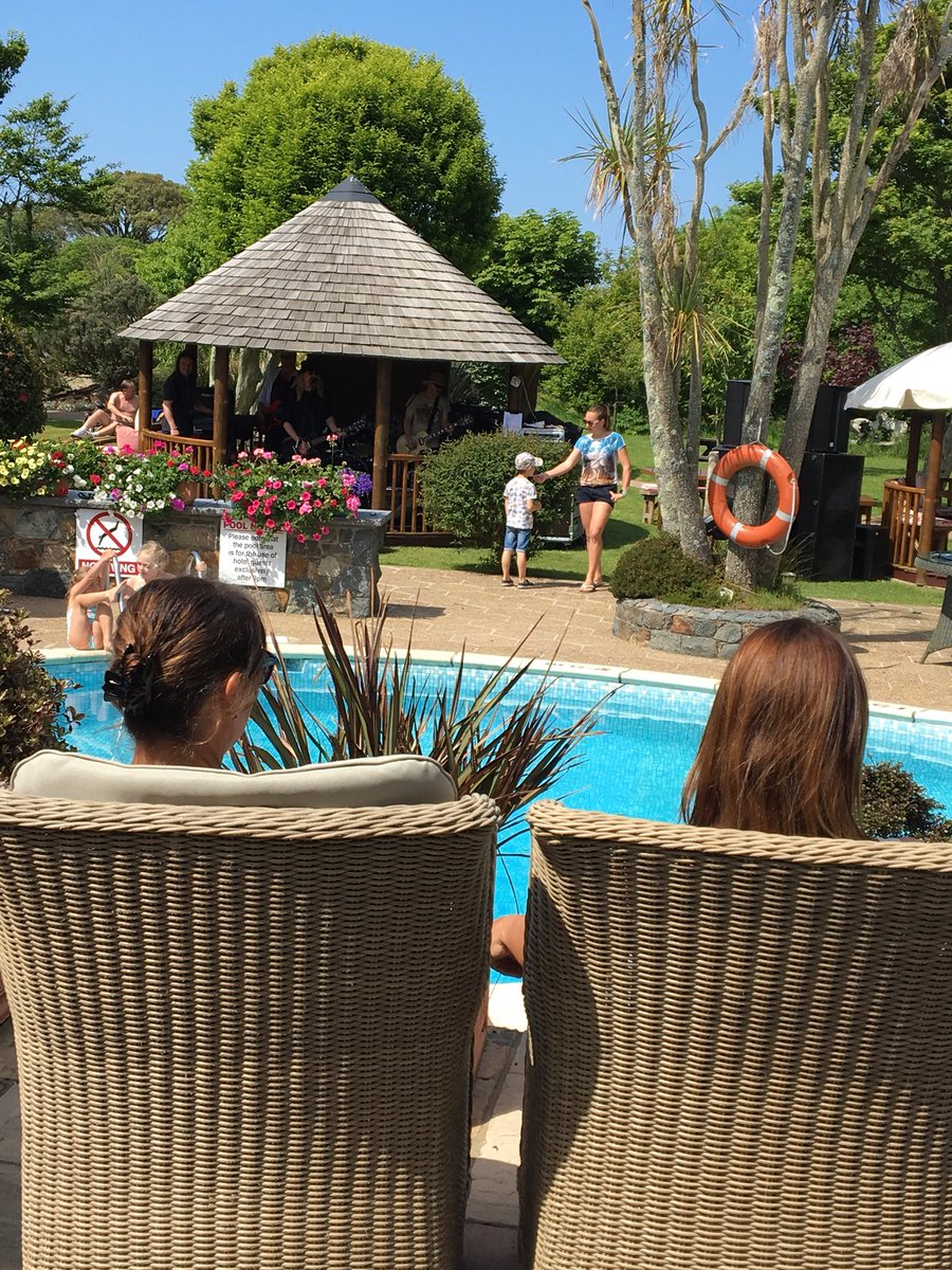 Superb afternoon <a href="/TheFarmhouseGsy/">The Farmhouse Hotel</a> ‘Too Petty’  Tom Petty Tribute band were fantastic👏🏽 Food &amp; Staff👌🏽 Perfect Bank Holiday😃