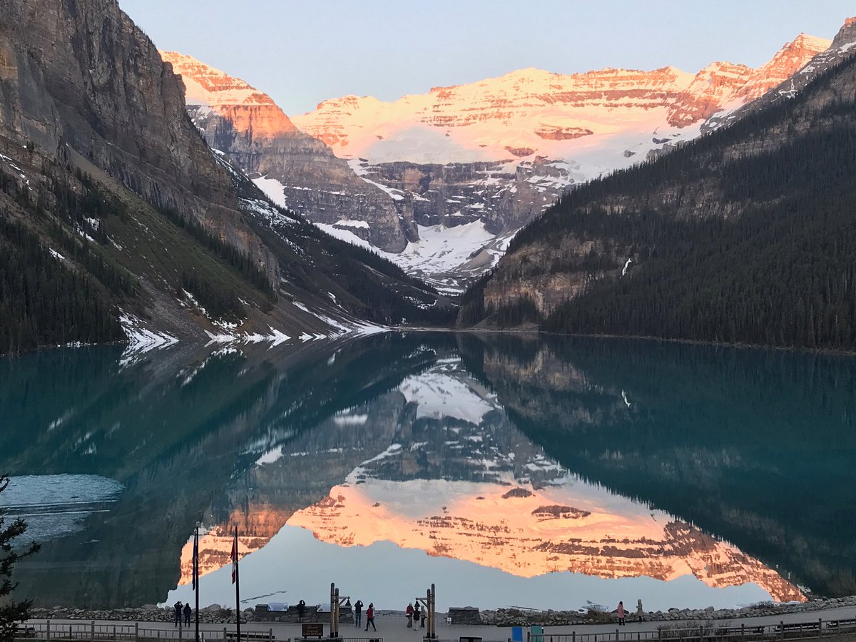 EricFrancis's tweet photo. This is what I woke up to this morning. Straight up, if there’s a more beautiful scene in our country I’d love to see a pic of it. #lakelouise #strongertogether https://t.co/fQNpHGZpFI