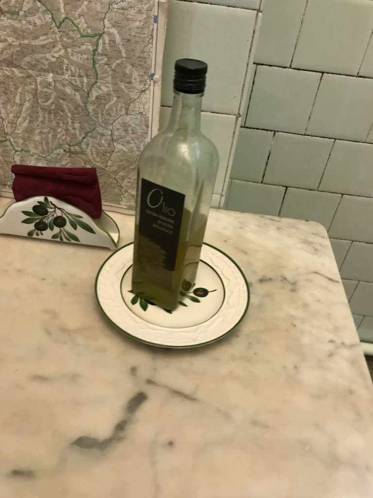 ItalyKayla's tweet photo. This extra virgin olive oil has been pressed multiple times which means it is not as thick and greasy! This is much healthier for you than the olive oil in the US and is a cultural difference that the Italians have mastered.  #CULHLTuwlax #2018ldv @uwldolcevita https://t.co/17emSY7q4s