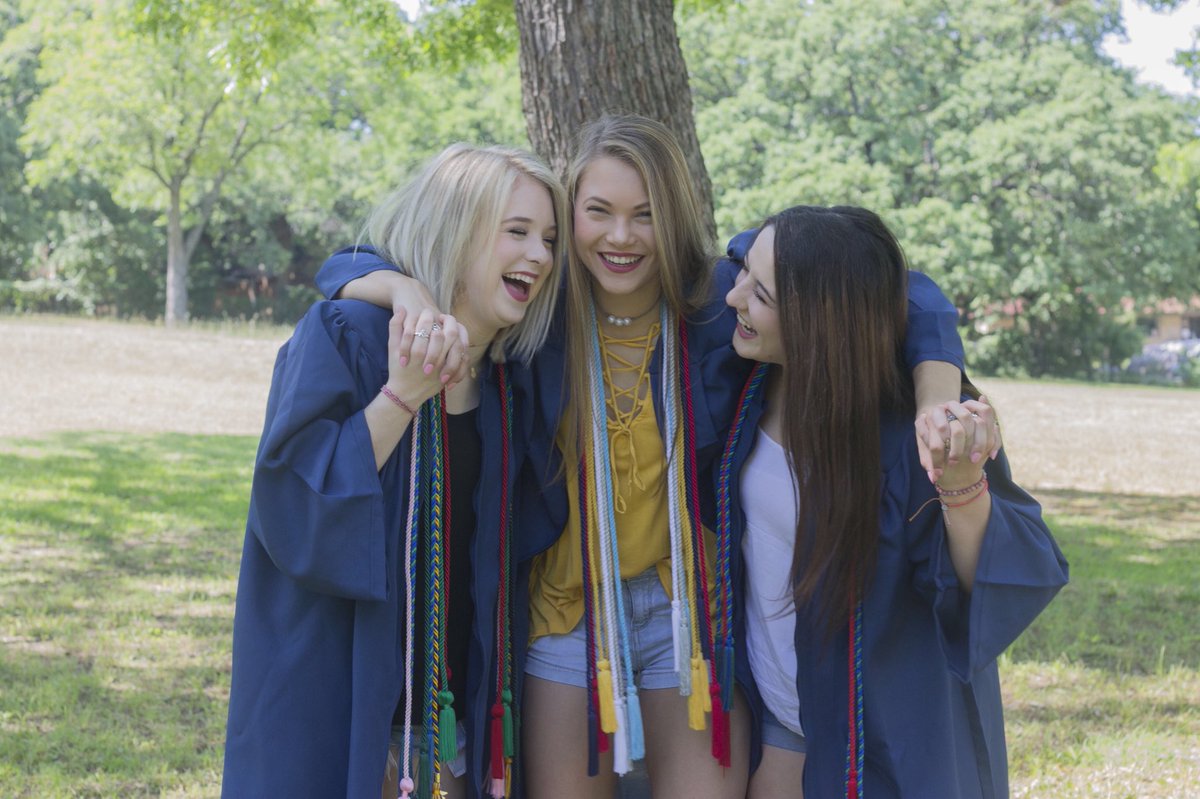 Hannah__ewing's tweet photo. the trio made it #hanacklieforever https://t.co/7YlUQb7xPh