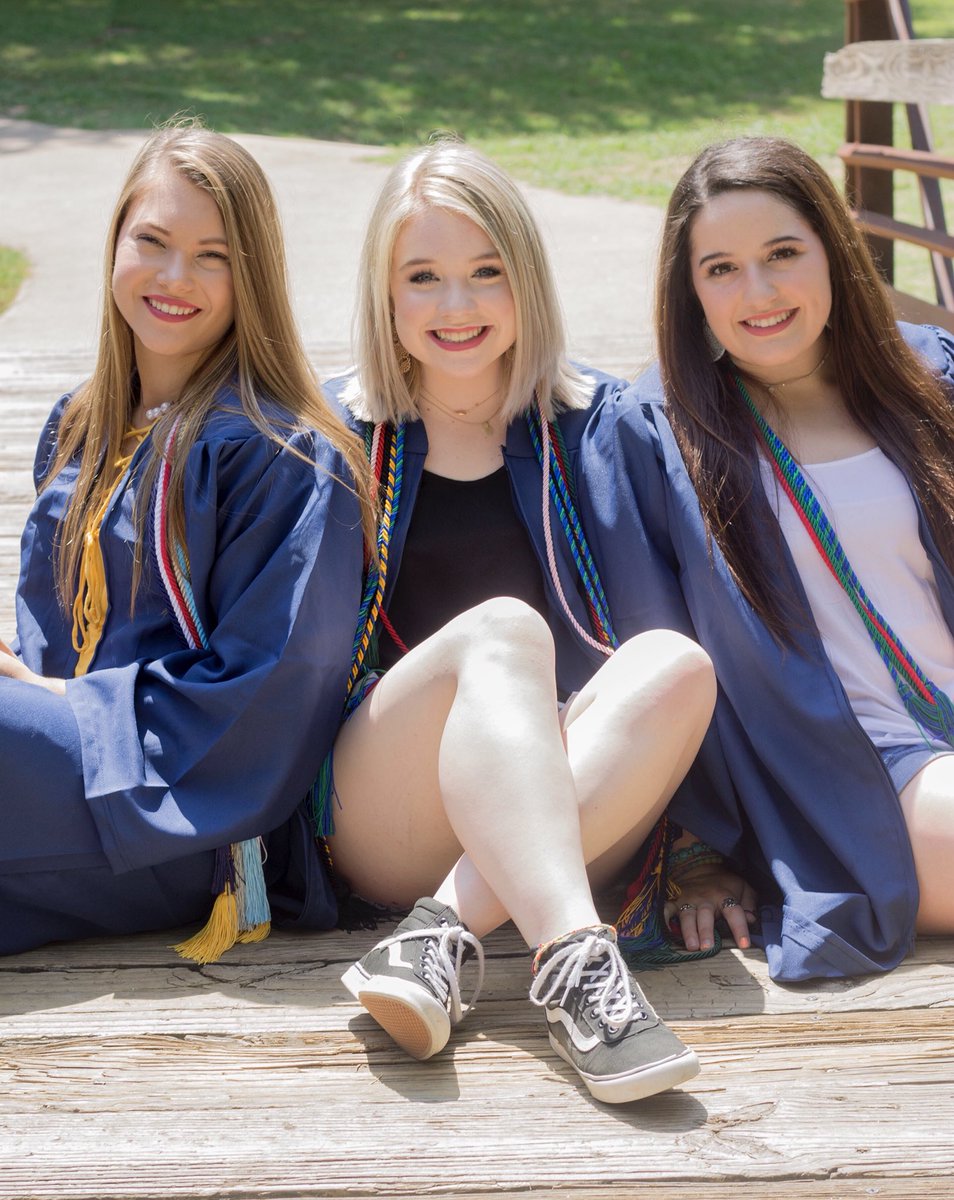 Hannah__ewing's tweet photo. the trio made it #hanacklieforever https://t.co/7YlUQb7xPh