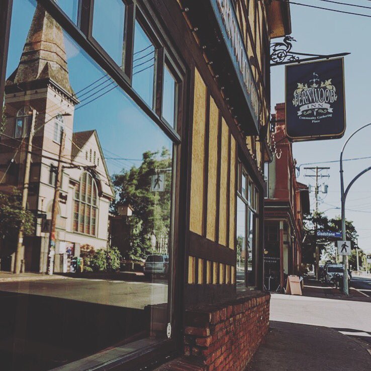 Thank you @wallyandroopspetphoto for this wicked shot of the Fernwood and the Belfry! ☀️ #yyjfood #yyjfoodie #yyj #yyjeats #fernwood
