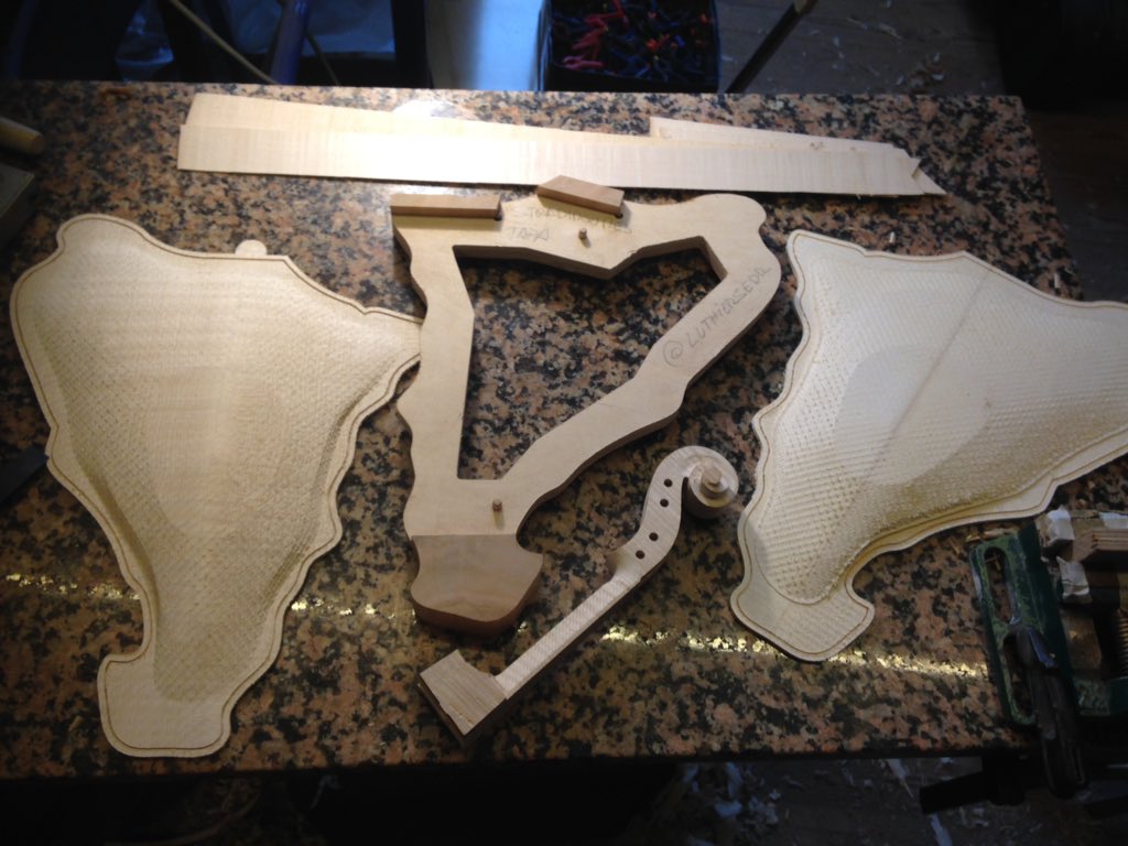 Hola de nou #SantEsteveDeLesRoures, perdoneu que he tingut tancat uns dies, la casualitat fa que aquest sigui el meu tuit n 1714

Eus aquí la feina de preparació llesta per l'#Stradiroures 😍😍

Ara toca un munt d'hores a mà 😅
#fentpaís
#culturacatalana