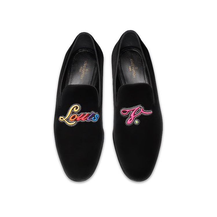 milkteu's tweet photo. sehun is wearing “auteuil slipper” shoes for lv cruise 2019 collection!

#SEHUNxLV #LVCruise @weareoneEXO https://t.co/MRCtOSIGfi