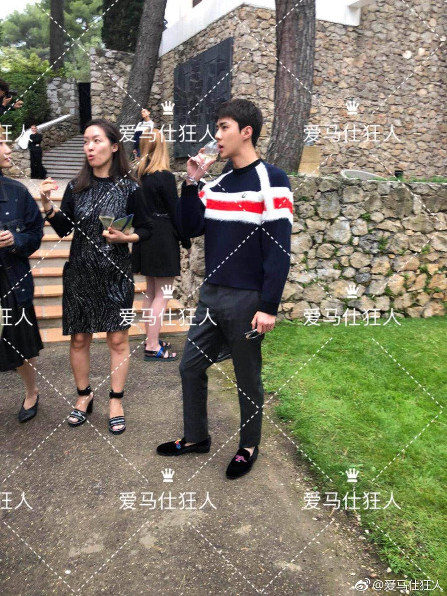 milkteu's tweet photo. sehun is wearing “auteuil slipper” shoes for lv cruise 2019 collection!

#SEHUNxLV #LVCruise @weareoneEXO https://t.co/MRCtOSIGfi