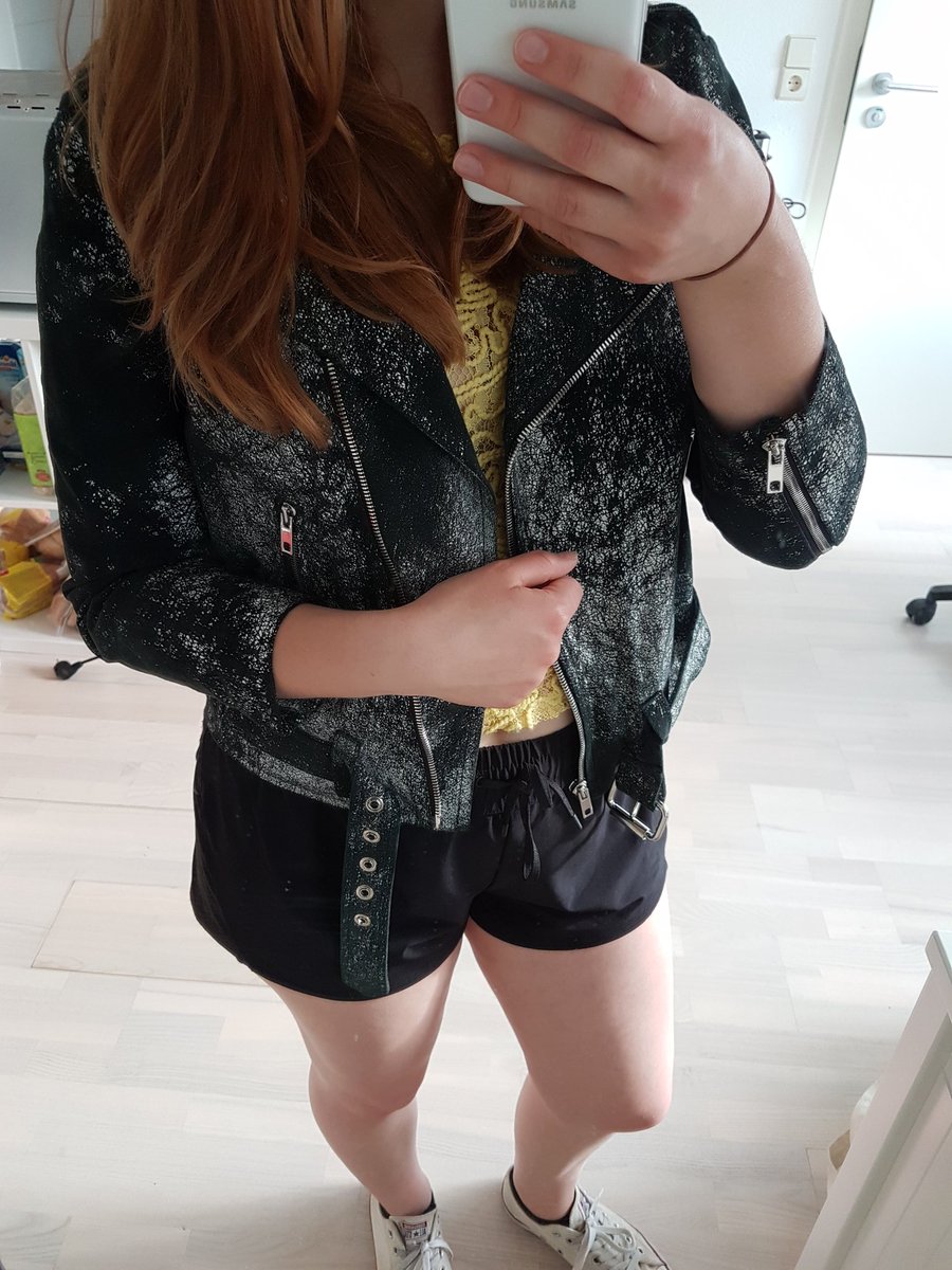 FeePatzer's tweet image. @SophiaBush Thank you for making me feel badass and beautiful! ♀💪🏻 It definitely brightened my day (honestly, my whole week!).😊 
Oh and in case you might need it back: I found a parking ticket in one of the pockets 😂 
@shopedropoff @CorriMcFadden