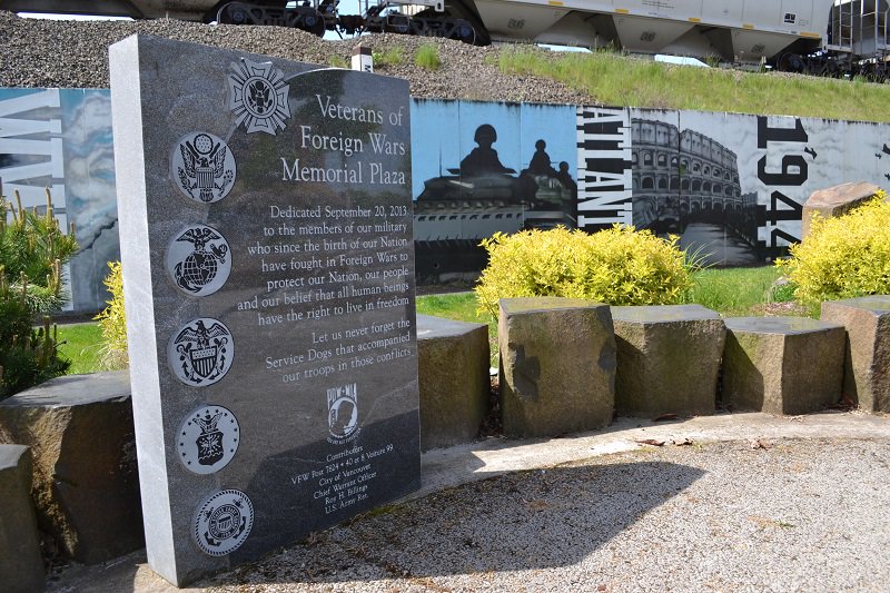 Vancouver_USA's tweet photo. The 630-foot Remembrance Wall mural is the perfect spot in #VanWA to honor those who have died serving our country. Find it on the north side of the railroad tracks on Phil Arnold Way.️ #MemorialDay #DiscoverVanUSA https://t.co/fcLOIqZ6YZ