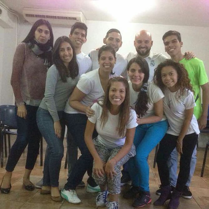 FRSonrisas's tweet photo. El día de ayer nuestra querida FRS Michelle Mora nos dictó un enriquecedor taller sobre la excelente técnica de la #Improvisación. Herramienta necesaria para ampliar nuestros recursos como #Recreadores de nuestros peques y abuelitos. ¡Cada experiencia suma! 😊😉 #FRS #ActitudFRS https://t.co/anj4ENsM2F