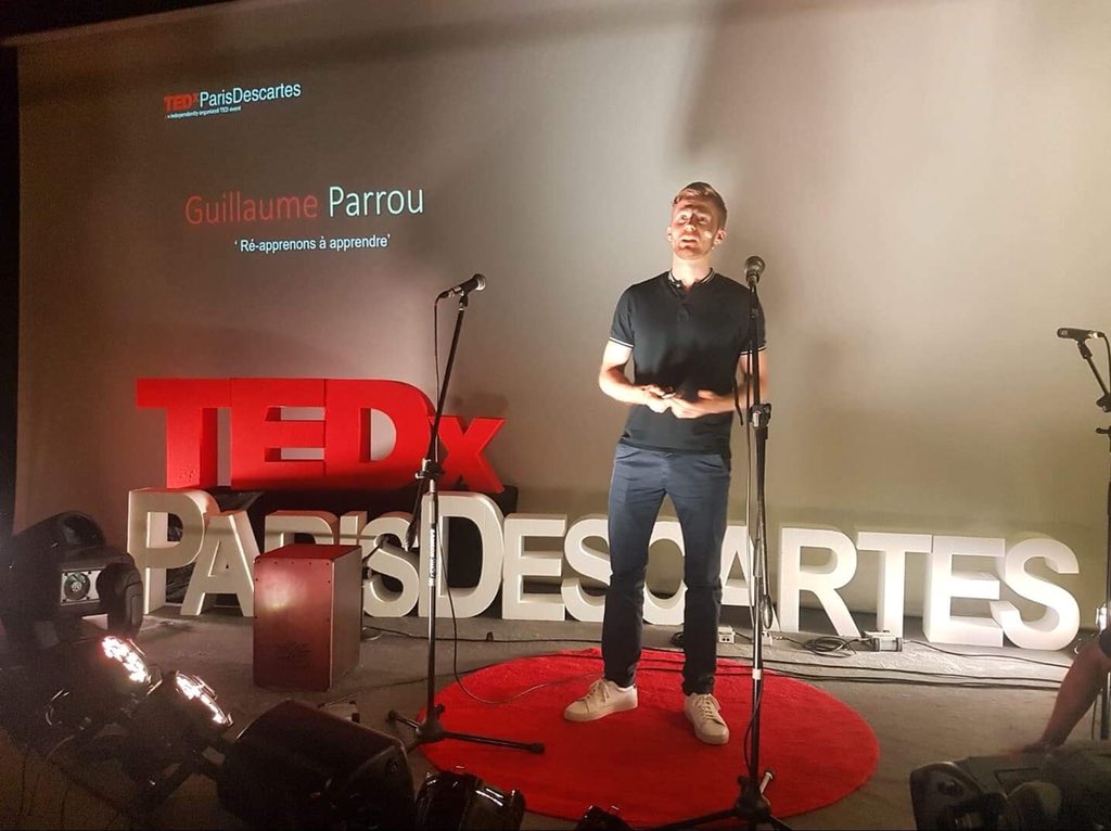 « Allons à la rencontre de nos paires, apprenons deux et devenons le mentor que nous avons un jour rêve d’avoir »
On arrive déjà à la fin de cette première édition de #TEDxParisDescartes avec notre dernier speaker <a href="/GuillaumeParrou/">Guillaume Parrou</a>, nous parlant de métamorphose de l’apprentissage.