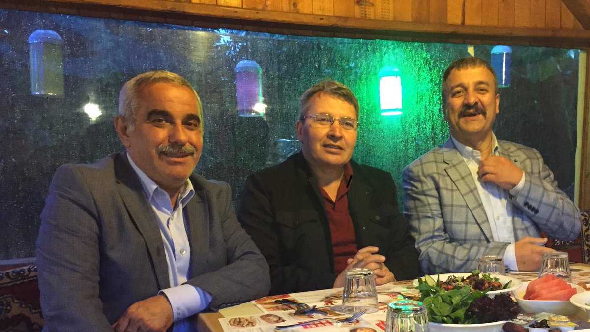 feramuzustun's tweet photo. Ak parti Ankara il başkanlığımızın kuruluştan bugüne görev yapan yönetim kurulu üyeleri ve teşkilat mensupları İçin düzenlenen vefa iftarına katıldık. https://t.co/0oGXyvt81Q