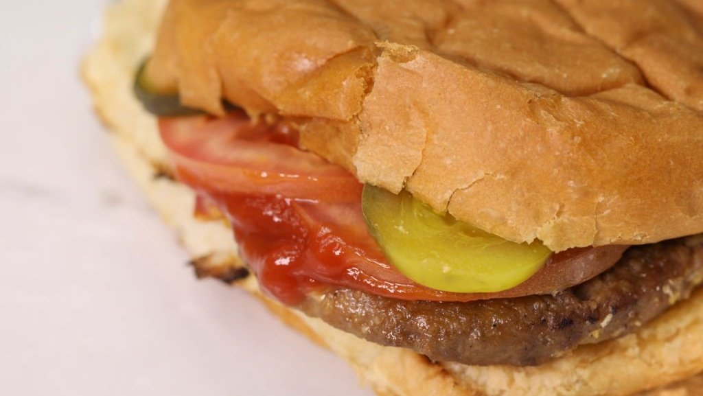 wyffnews4's tweet photo. Man discovers fingernail inside burger while eating at fast food restaurant https://t.co/vuPgvqoPMg https://t.co/rEEPyxdBdF