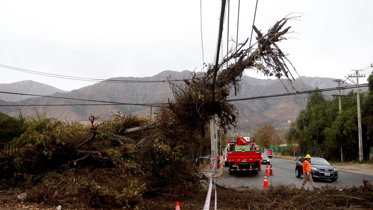 T13's tweet photo. Viento deja a 11 mil clientes de Enel sin luz en Santiago » https://t.co/sTl7BnRreZ https://t.co/bmok97YOAI