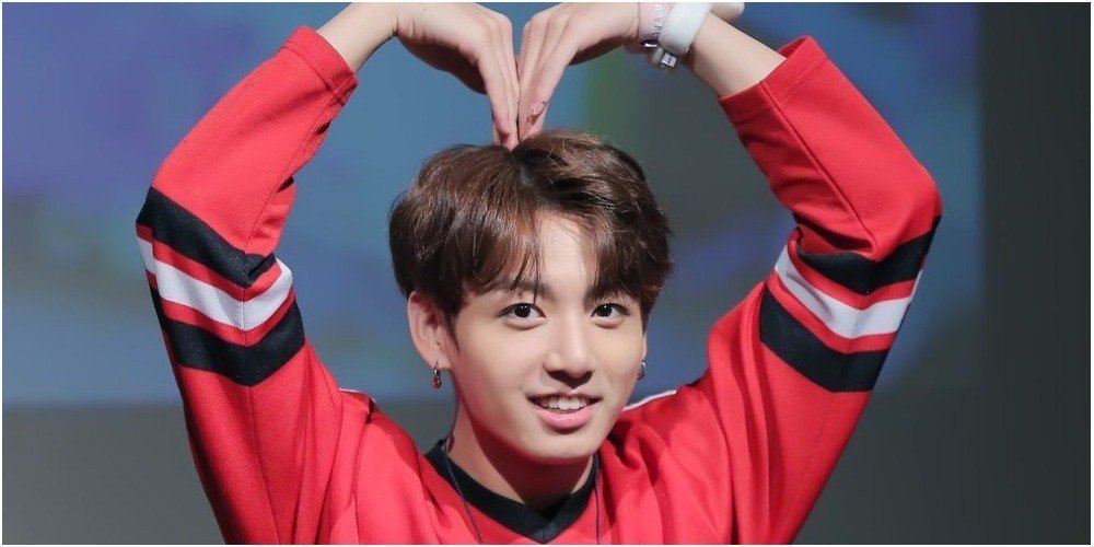 allkpop's tweet photo. Cute interaction between #BTS' Jungkook and a young fan goes viral https://t.co/NA3khwQGmk https://t.co/FHtaVN1k6u
