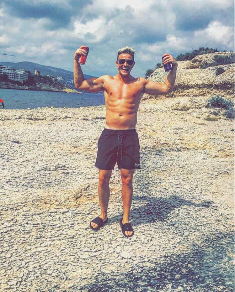 Slowly losing the abs day by day. Where the beers at 🍺 🍺 #Magaluf #alldayallnight #Partytime