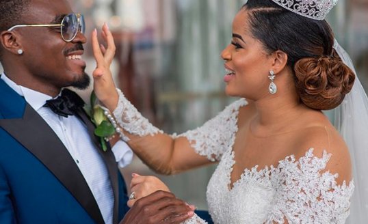 ntv_yasam's tweet photo. 💍Emmanuel Emenike 2013 Nijerya güzelinden ayrılıp, 2014 güzeliyle evlendi https://t.co/fmXVYQGOW8 https://t.co/mGA0swhAme