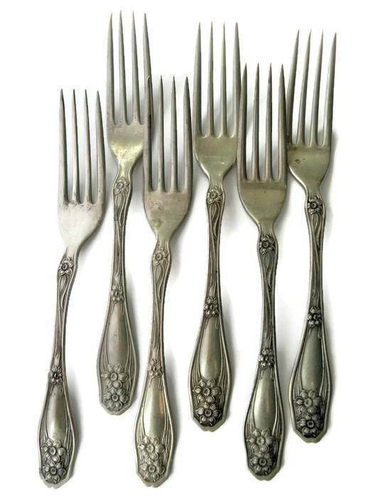 fieldsofvintage's tweet photo. #AntiqueForks #Vintagesilverware #DinnerForks Sunflower Pattern #TableForks -  Art Nouveau Rogers Forks - 6 PCS https://t.co/Y71j516Hqq via @Etsy https://t.co/GdDMbX7QJh