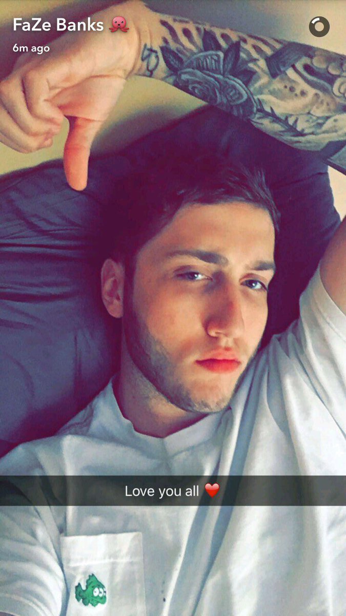 itsvioletsis's tweet image. who knew one human could be so cute?? 😍 @Banks #fazebanks
