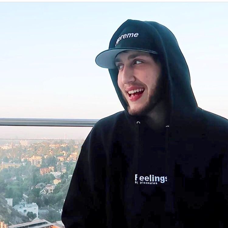 itsvioletsis's tweet image. who knew one human could be so cute?? 😍 @Banks #fazebanks
