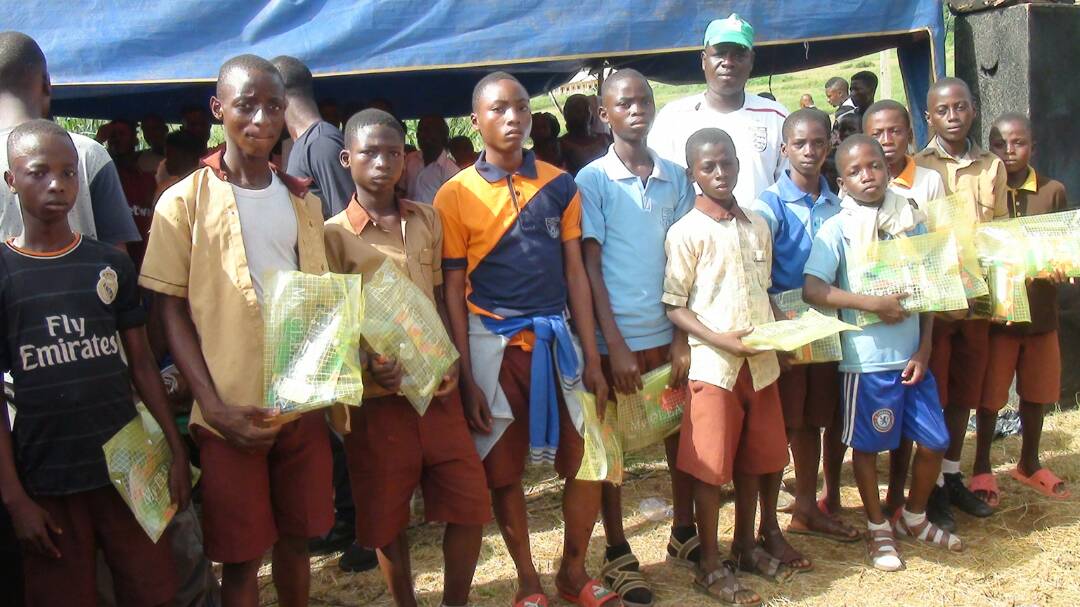 iReadInitiative's tweet photo. Our Founder @jhakes20 ensured that EVERY Students who participated in one way or the other got a package to themselves. The package includes Biros, Mathematical sets, Notebooks, Pocket Dictionaries and Other Educational Materials.
#SportsandEducation
#BalancingAcademics https://t.co/sxmID2bK2h