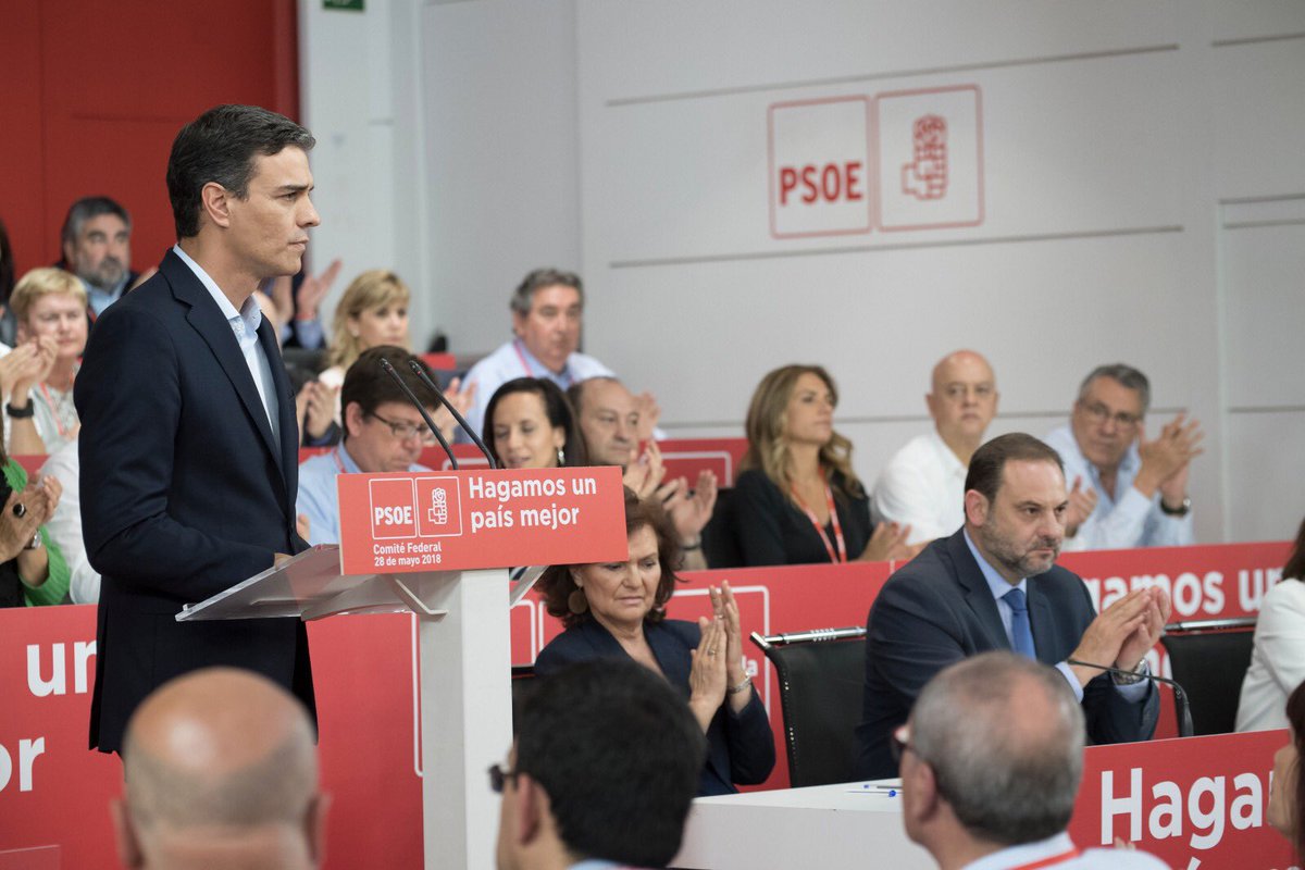 sanchezcastejon's tweet photo. La democracia española no puede verse encadenada a la corrupción de un gobierno bunkerizado. Planteamos una moción constructiva a Rajoy para un gobierno del @PSOE que va a garantizar el orden y la convivencia constitucional, la estabilidad y el diálogo. 

#UnaMociónPorDignidad https://t.co/ESNut0rg4g
