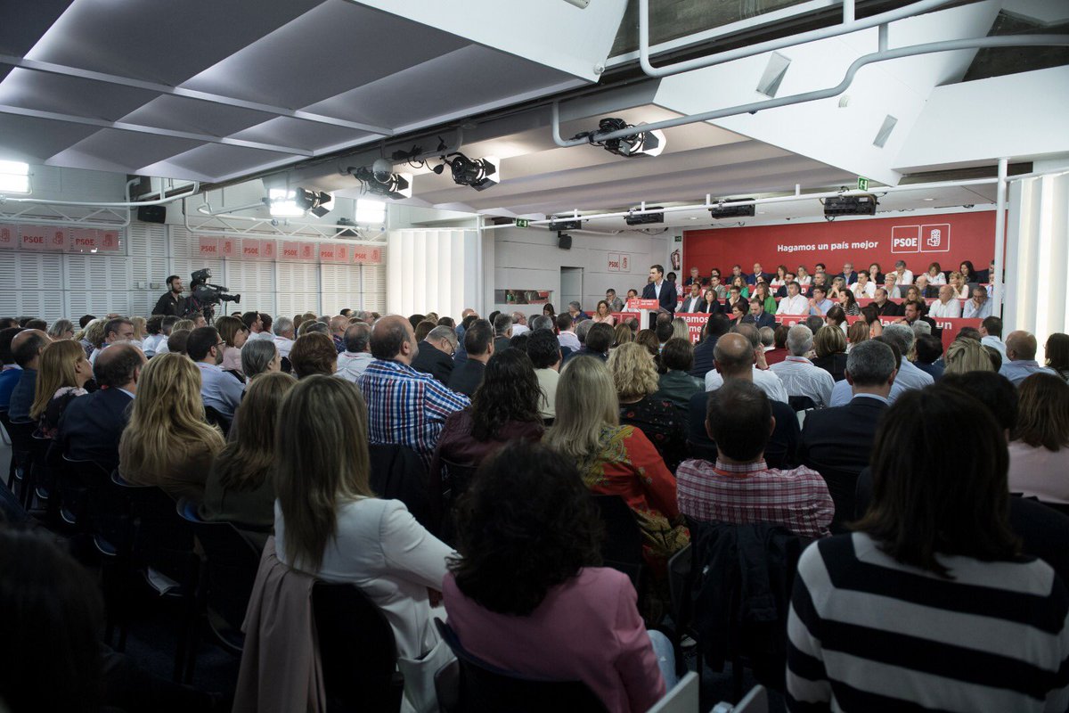 La democracia española no puede verse encadenada a la corrupción de un gobierno bunkerizado. Planteamos una moción constructiva a Rajoy para un gobierno del <a href="/PSOE/">PSOE</a> que va a garantizar el orden y la convivencia constitucional, la estabilidad y el diálogo. 

#UnaMociónPorDignidad